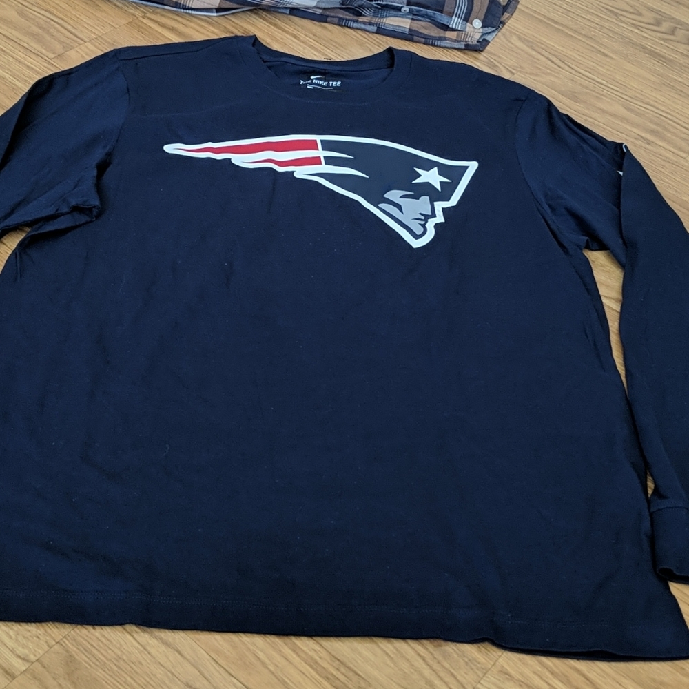 Nike NFL New England long sleeve shirt size L BNWT